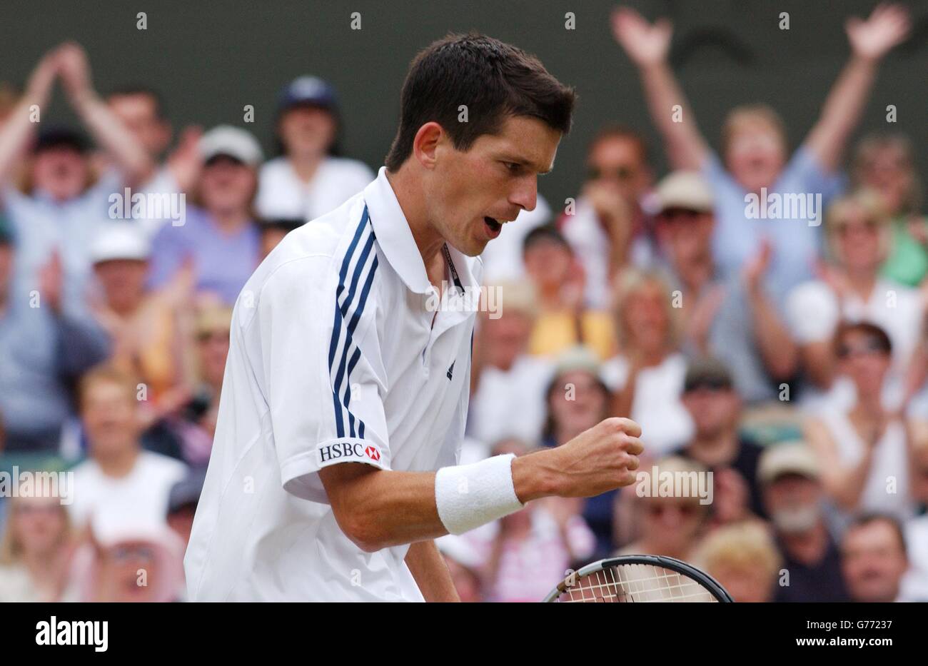 KEINE KOMMERZIELLE NUTZUNG. Der britische Tennisstar Tim Henman feiert seinen Sieg im Viertelfinale gegen Andre Sa aus Brasilien auf dem Centre Court in Wimbledon. Stockfoto