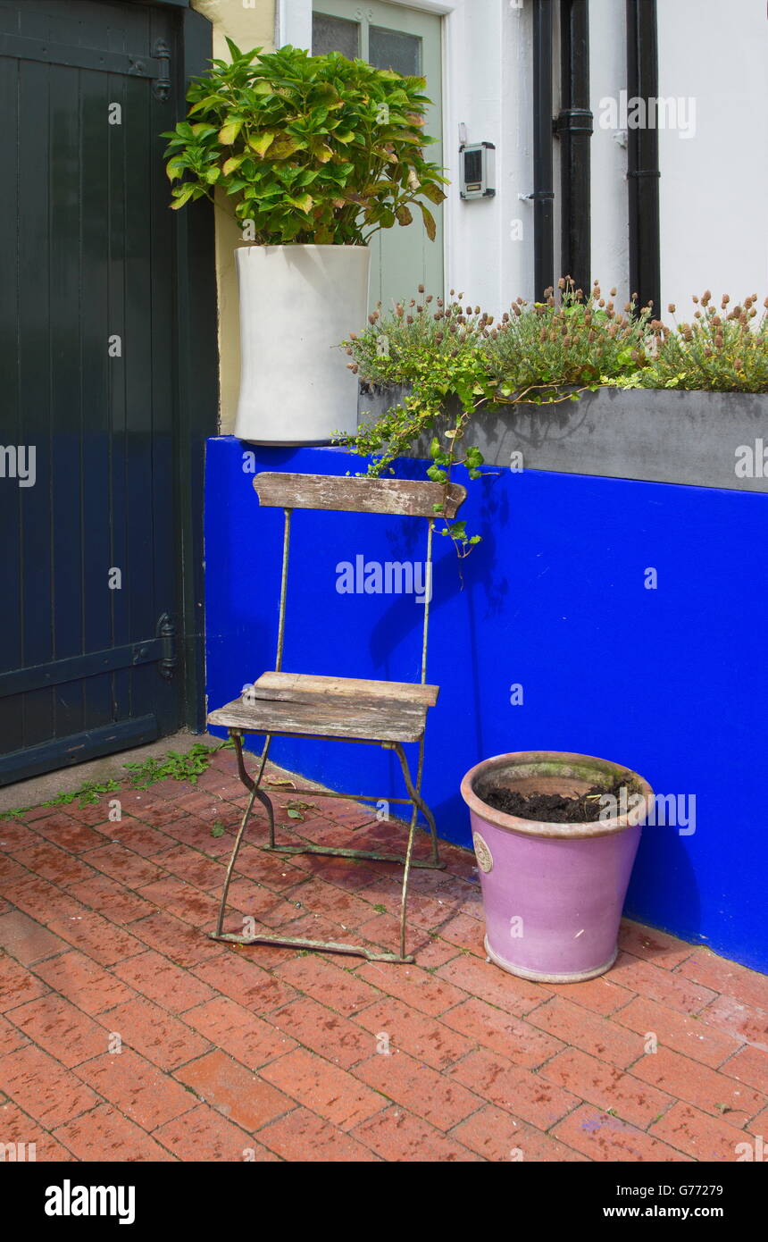 Eine minimale Stuhl und Blumentöpfe außerhalb ein Mews Cottage in Hove, East Sussex, UK Stockfoto