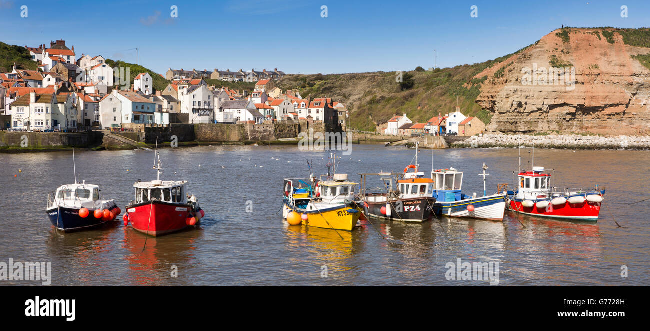 Großbritannien, England, Yorkshire, Staithes, Angelboote/Fischerboote vertäut im Hafen, Panorama Stockfoto