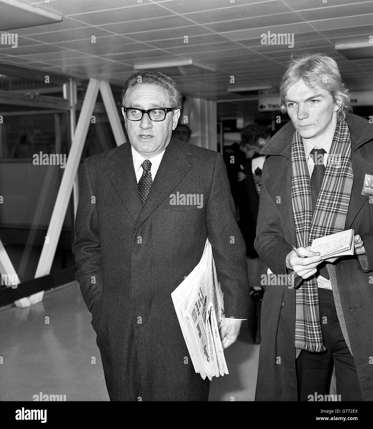 Dr. Henry Kissinger, der ehemalige amerikanische Staatssekretär am Flughafen Heathrow, London, bevor er heute mit concorde nach New York flog. Der Weltenbummler war zu privaten Treffen mit Premierminister Margaret Thatcher und Außenminister Lord Carrington in London. Stockfoto