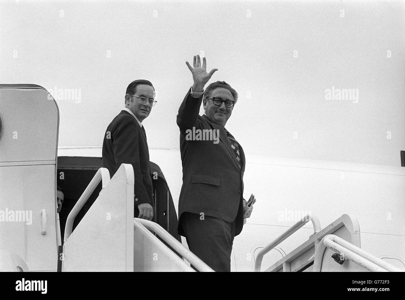 Der amerikanische Außenminister Dr. Henry Kissinger verabschiedet sich von den Stufen seines Flugzeugs von Großbritannien, bevor er heute am Ende eines zweitägigen Besuchs, bei dem er an einem Ministertreffen der Vertragsorganisation (CENTO) teilnahm, den Londoner Flughafen Heathrow verlässt. Stockfoto