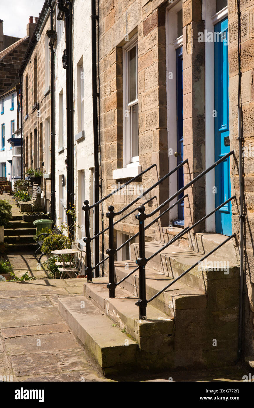 Großbritannien, England, Yorkshire, Staithes, High Street, Schritte bis zur blauen gemaltes Haus-Haustüren Stockfoto