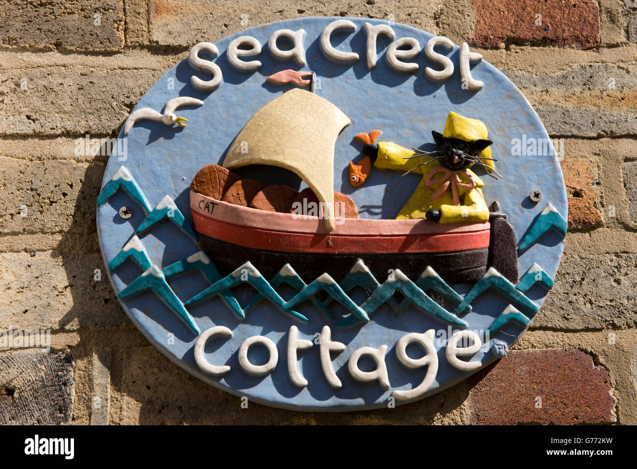 Großbritannien, England, Yorkshire, Staithes, High Street, Sea Crest Cottage, handgefertigte Keramik Hauszeichen Stockfoto