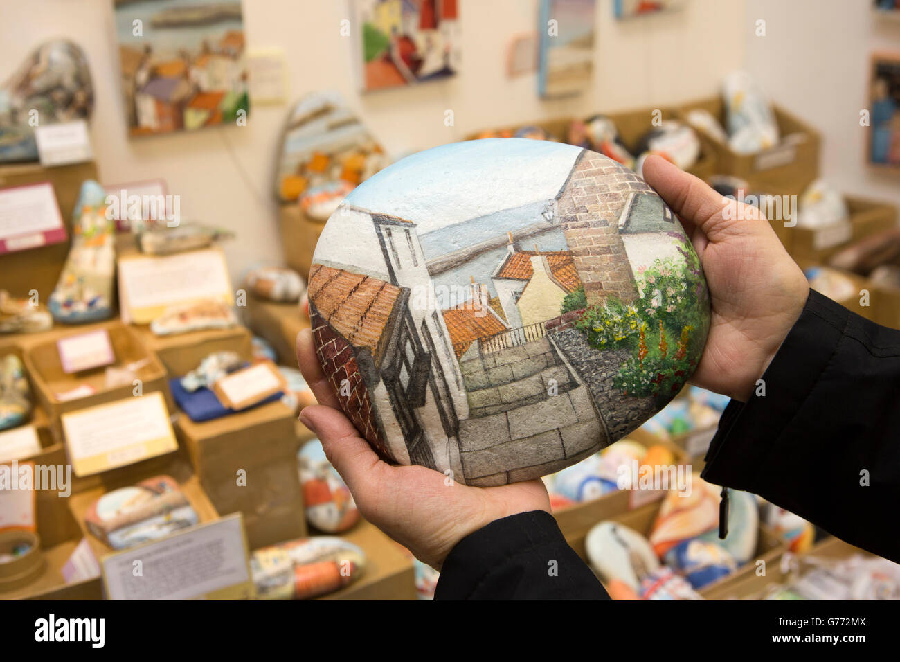 Großbritannien, England, Yorkshire, Staithes, Church Street, St. Peter-Kirche-Craft-Shop, Lucy Wilson bemalte Kieselsteine Stockfoto