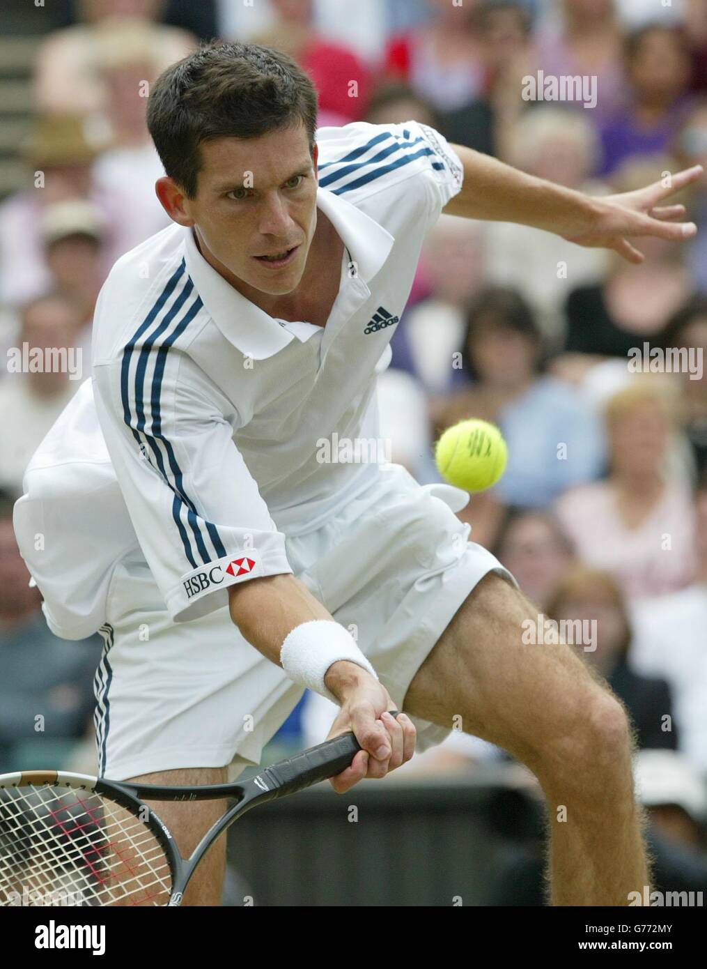 NUR FÜR REDAKTIONELLE ZWECKE, KEINE KOMMERZIELLE VERWENDUNG. Der Brite Tim Henman hat im Halbfinale der Herren gegen den Spitzensaaten Lleyton Hewitt aus Australien am Center Court in Wimbledon geklagt. PA Foto: Nick Potts. Stockfoto