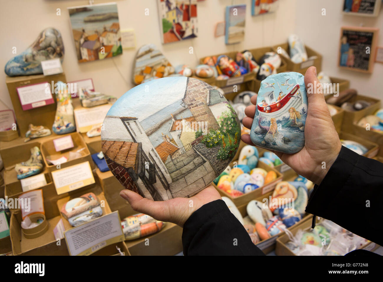 Großbritannien, England, Yorkshire, Staithes, Church Street, St. Peter-Kirche-Craft-Shop, Lucy Wilson bemalte Kieselsteine Stockfoto