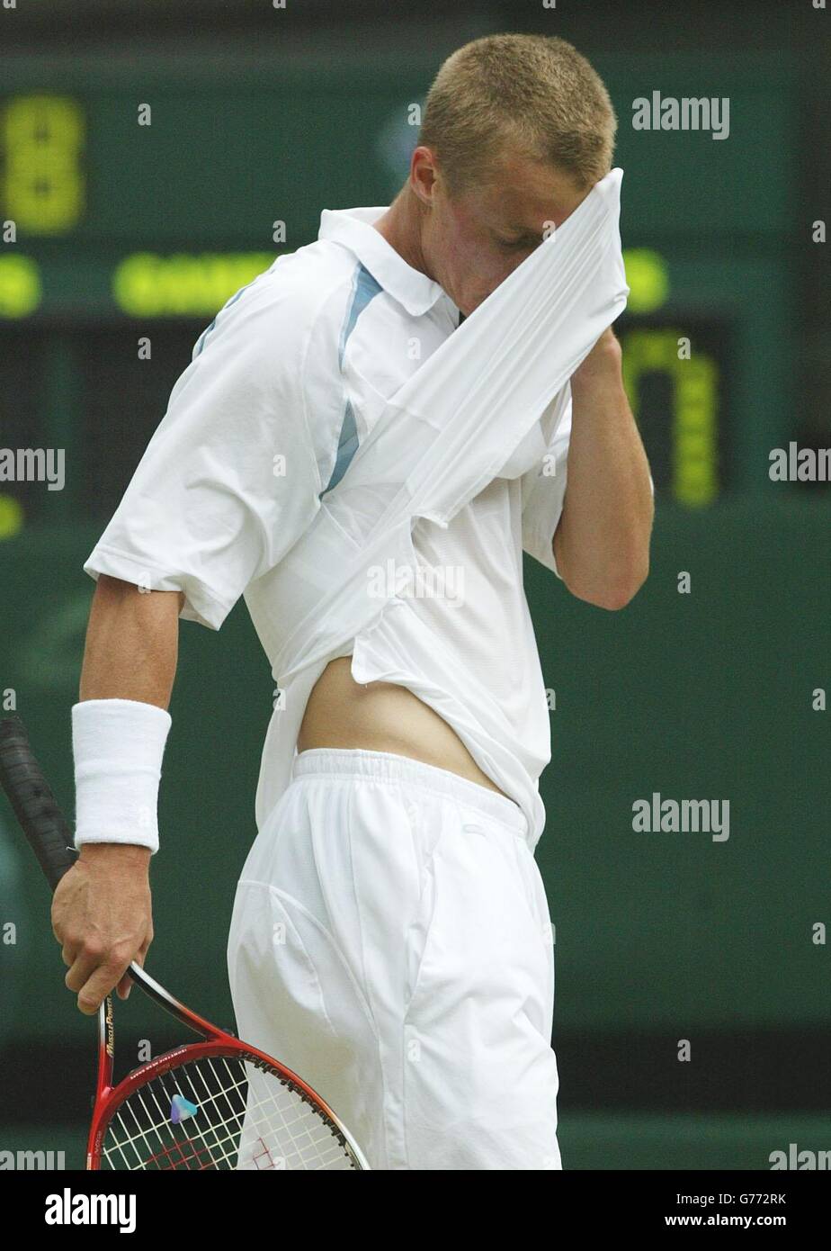 NUR FÜR REDAKTIONELLE ZWECKE, KEINE KOMMERZIELLE VERWENDUNG. Der Spitzensaat Lleyton Hewitt aus Australien im Halbfinale der Herren gegen den britischen Tim Henman am Center Court in Wimbledon. Stockfoto NUR FÜR REDAKTIONELLE ZWECKE, KEINE KOMMERZIELLE VERWENDUNG. Der Spitzensaat Lleyton Hewitt aus Australien im Halbfinale der Herren gegen den britischen Tim Henman am Center Court in Wimbledon. Stockfoto
