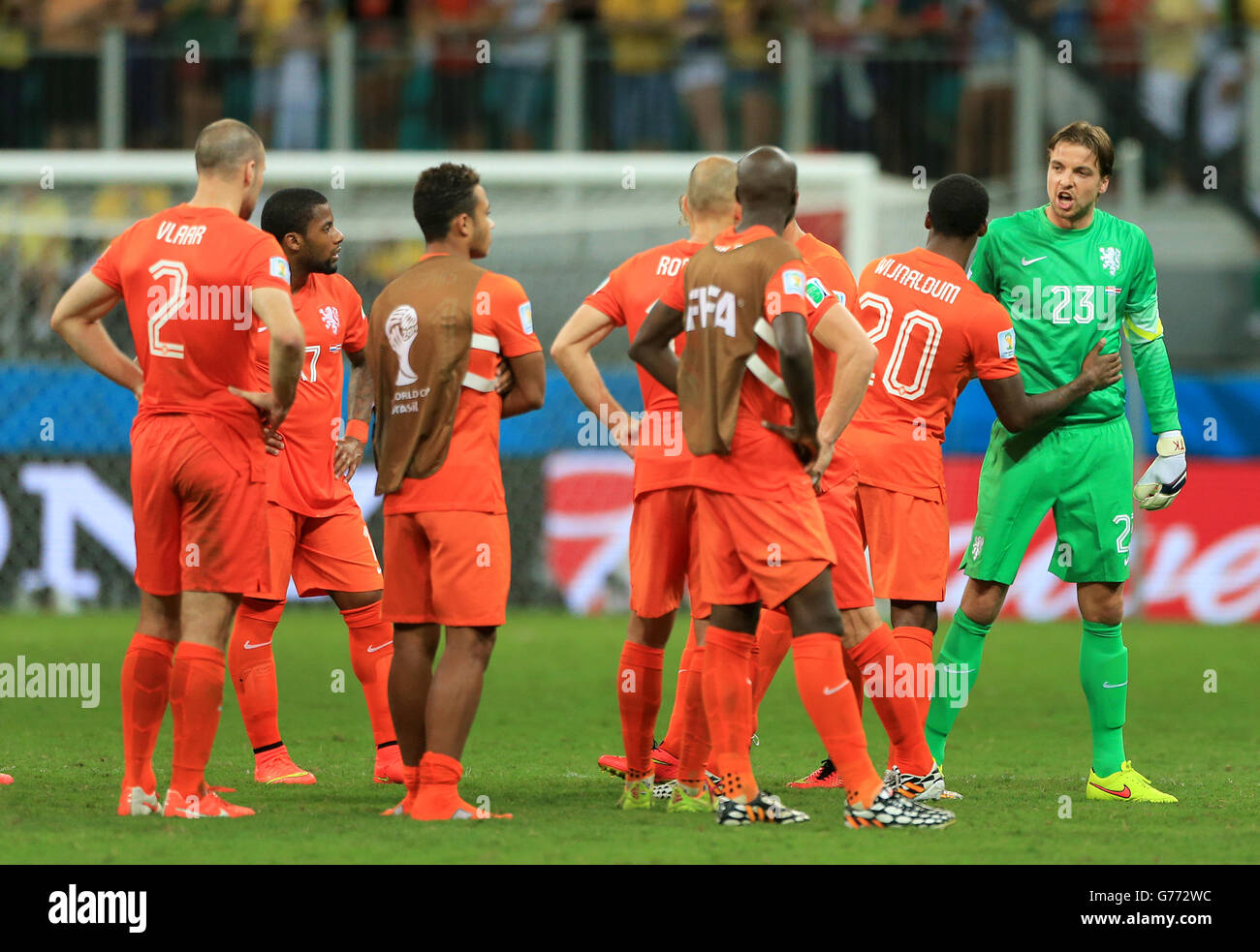 Fußball - FIFA Fußball-Weltmeisterschaft 2014 - Viertelfinale - Niederlande / Costa Rica - Arena Fonte Nova. Der niederländische Torhüter Tim Krul (rechts) wird während des Elfmeterschießens von seinen Teamkollegen ermutigt Stockfoto