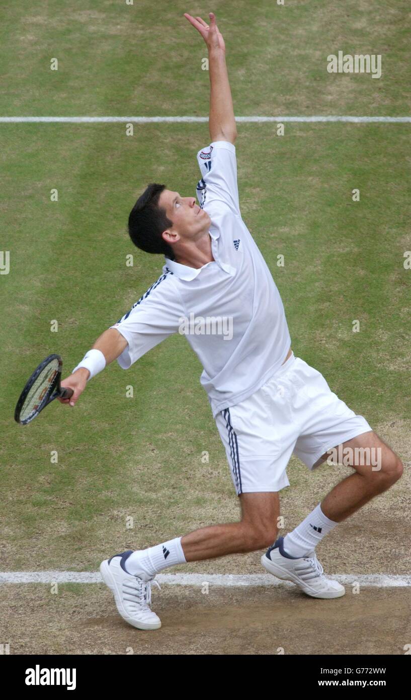 KEINE KOMMERZIELLE NUTZUNG. Der Brite Tim Henman im Halbfinale der Herren gegen den Spitzensaaten Lleyton Hewitt aus Australien am Centre Court in Wimbledon. Stockfoto