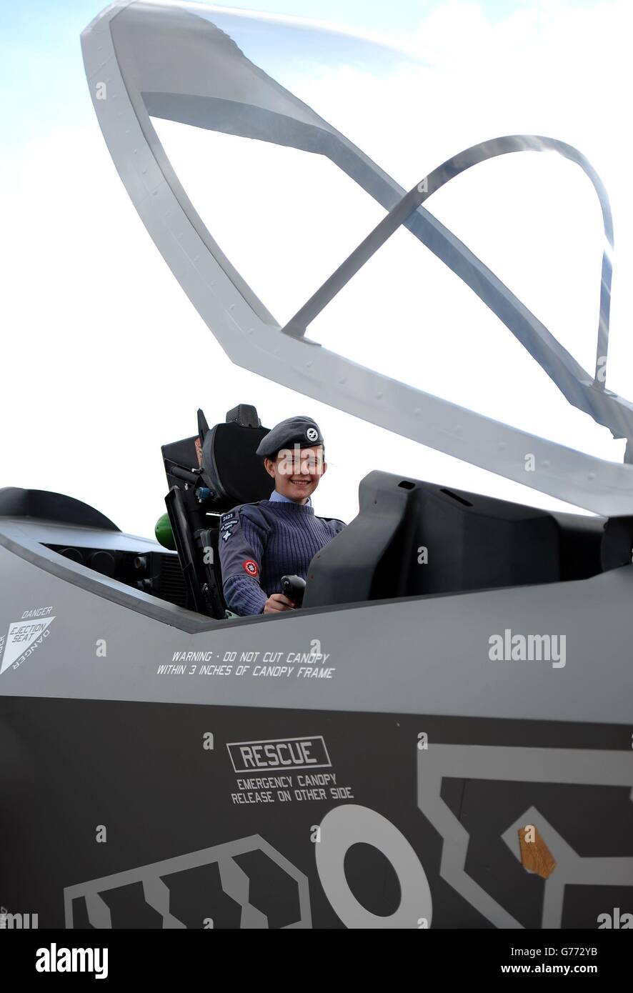 Air Training Corps Cadet Menna Evans, 14, aus Südwales sitzt im Cockpit eines Vollmaßstabs-Modells einer Lockheed Martin F-35 während eines Vorbesichtigung Tages im Royal International Air Tattoo bei RAF Fairford in Gloucestershire. Stockfoto