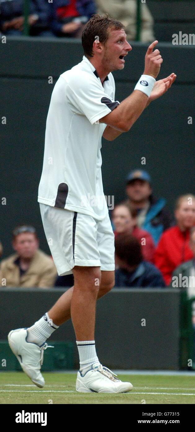 KEINE KOMMERZIELLE NUTZUNG. Der Argentinier David Nalbandian bestreitet während seines Spiels gegen den Belgier Xavier Malisse im Halbfinale vor Gericht 1 in Wimbledon einen Line Call. Malisse verließ das Gericht für zehn Minuten, um ärztliche Hilfe zu erhalten, nachdem er die erste Satztie-Pause verloren hatte. Das Spiel wurde nach vier Sätzen wegen schlechten Lichts 6:7/4:6/6:1/6:2 ausgesetzt. Stockfoto