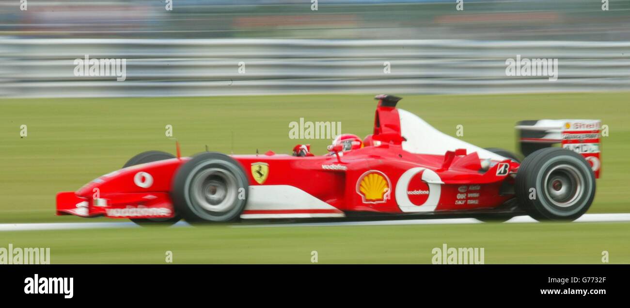 Michael Schumacher in seinem Ferrari F1 während des inoffiziellen Trainings des Fosters British Grand Prix Meetings in Silverstone in Northamptonshire. Stockfoto