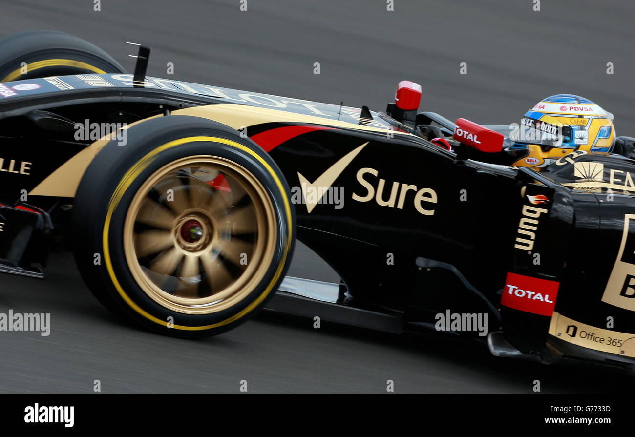 Charles Pic von Lotus testet die neuen Pirelli-Reifen während der Mid Season Testing auf der Silverstone Race Track, Towcester. Stockfoto