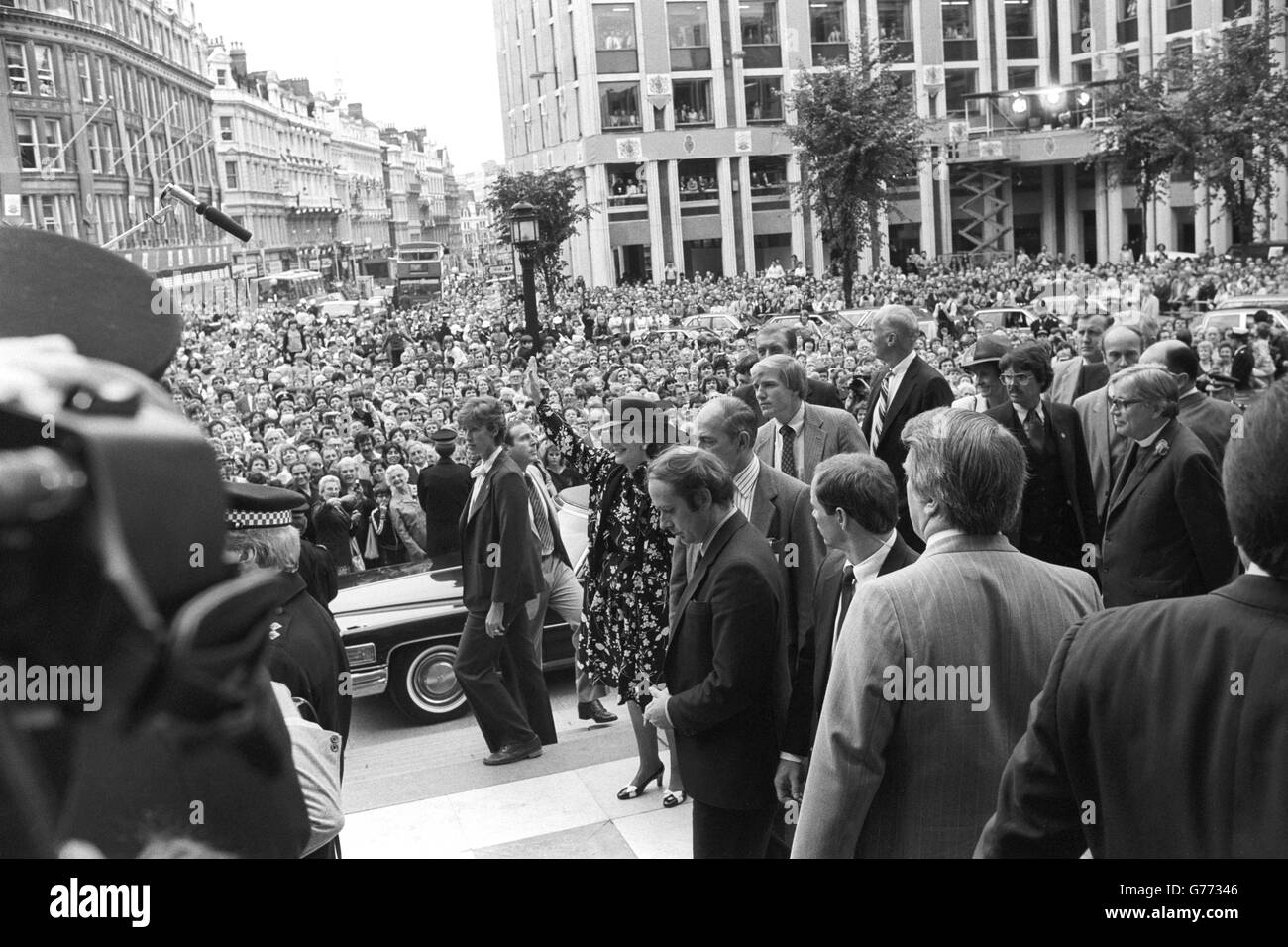 Nancy Reagan ist bei einem Besuch der St. Paul's Cathedral, wo sie einen Kranz in der American Memorial Chapel niederlegte, von Sicherheit umgeben. Stockfoto