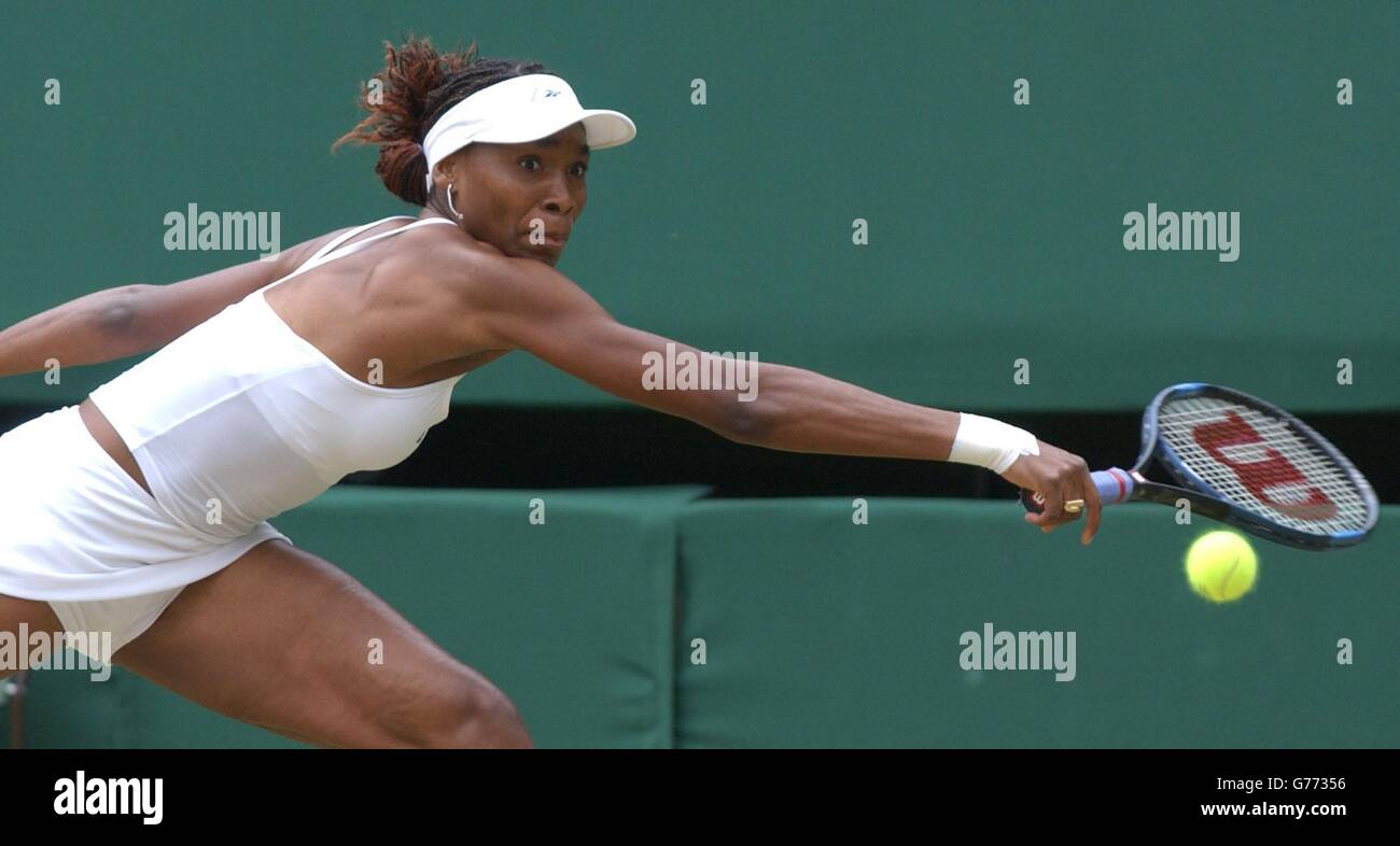 Venus Williams aus den USA im Einsatz gegen ihre Schwester Serena beim Dameneinzel-Finale in Wimbledon. Es ist das erste Mal seit 118 Jahren, dass sich Schwestern im Finale in Wimbledon getroffen haben. Stockfoto