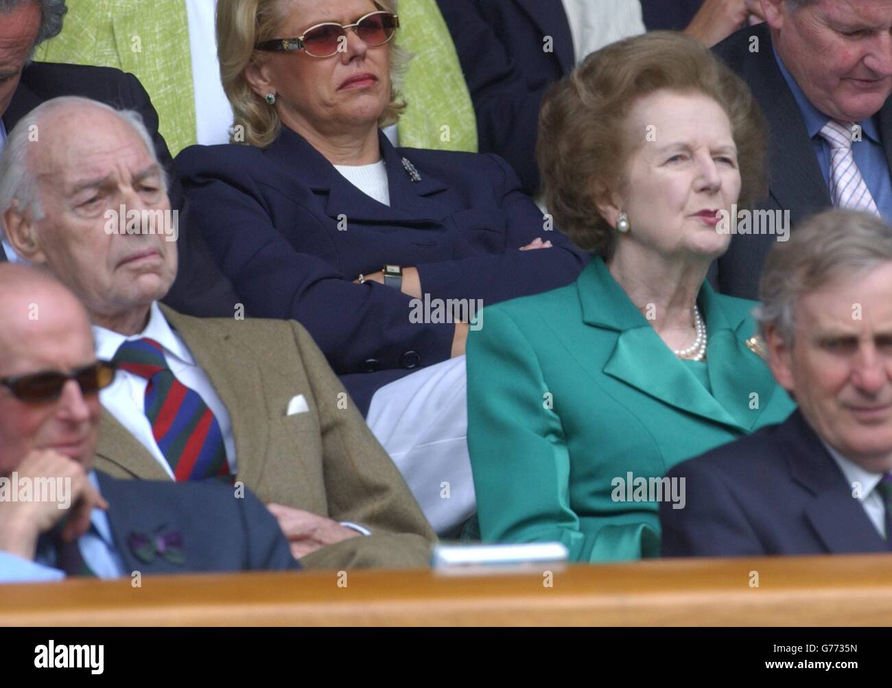 KEINE KOMMERZIELLE NUTZUNG. Lady Thatcher und ihr Mann Dennis (links) sehen Venus Williams und ihre Schwester Serena beim Finale der Damen-Singles in Wimbledon zu. Es ist das erste Mal seit 118 Jahren, dass Schwestern im Finale in Wimbledon getroffen haben. Stockfoto