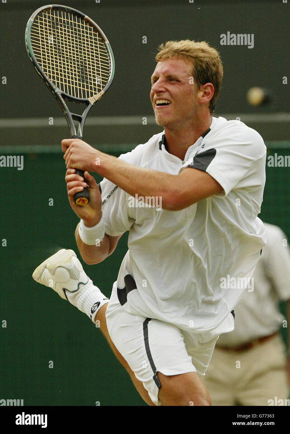 NUR FÜR REDAKTIONELLE ZWECKE, KEINE KOMMERZIELLE VERWENDUNG. Der Argentinier David Nalbandian feiert, nachdem er den Belgier Xavier Malisse im Halbfinale der Herren-Singles in Wimbledon besiegt hat. Nach vier Sätzen wurde das Spiel wegen schlechten Lichts abgebrochen und endete mit 7:6/6:4/6:1/6:2, mit dem Endspiel 2:6. Stockfoto NUR FÜR REDAKTIONELLE ZWECKE, KEINE KOMMERZIELLE VERWENDUNG. Der Argentinier David Nalbandian feiert, nachdem er den Belgier Xavier Malisse im Halbfinale der Herren-Singles in Wimbledon besiegt hat. Nach vier Sätzen wurde das Spiel wegen schlechten Lichts abgebrochen und endete mit 7:6/6:4/6:1/6:2, mit dem Endspiel 2:6. Stockfoto