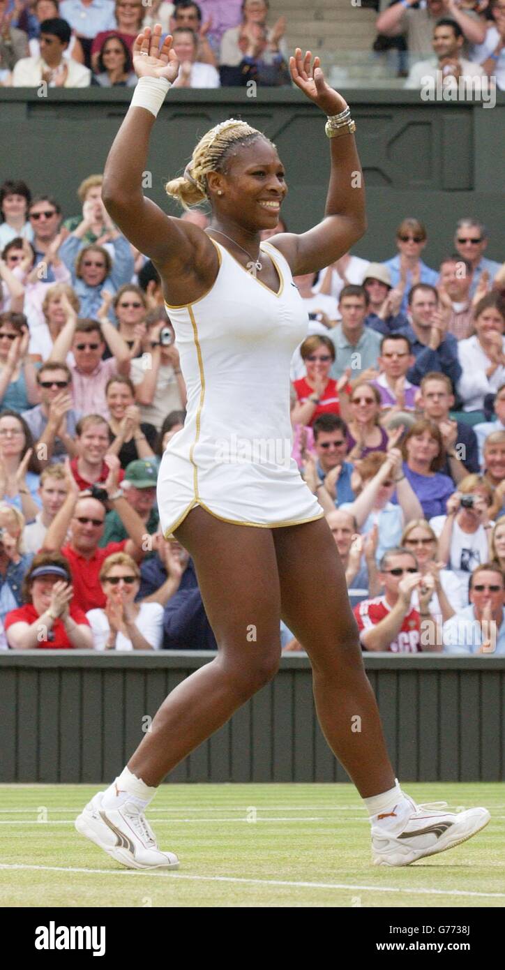 KEINE KOMMERZIELLE NUTZUNG. Serena Williams aus den USA feiert im Finale der Damen-Singles in Wimbledon den Sieg über ihre Schwester Venus. Es ist das erste Mal seit 118 Jahren, dass Schwestern im Finale in Wimbledon getroffen haben. Serena gewann in den geraden Sätzen 7:6/6:3. Stockfoto