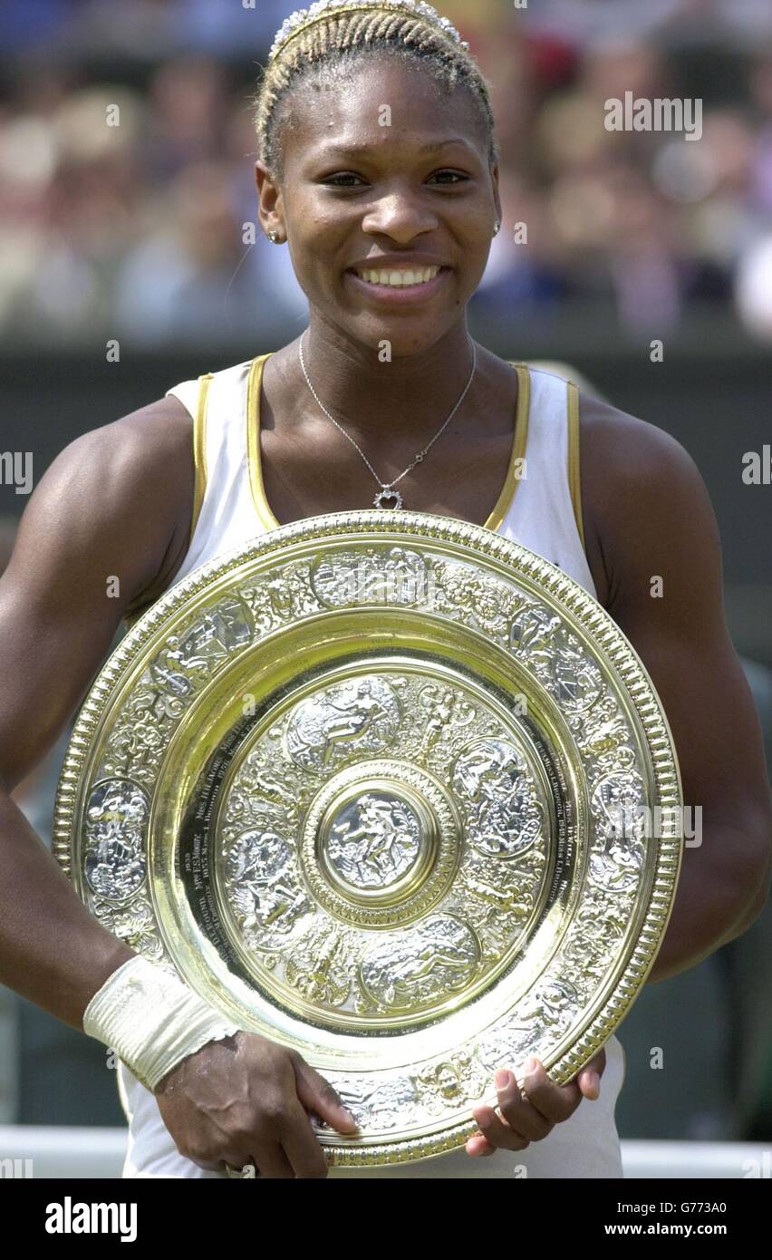 KEINE KOMMERZIELLE NUTZUNG. Serena Williams aus den USA hält ihre Trophäe, nachdem sie ihre Schwester Venus im Finale der Damen-Singles in Wimbledon besiegt hat. Es ist das erste Mal seit 118 Jahren, dass Schwestern im Finale in Wimbledon getroffen haben. Serena gewann in den geraden Sätzen 7:6/6:3. Stockfoto