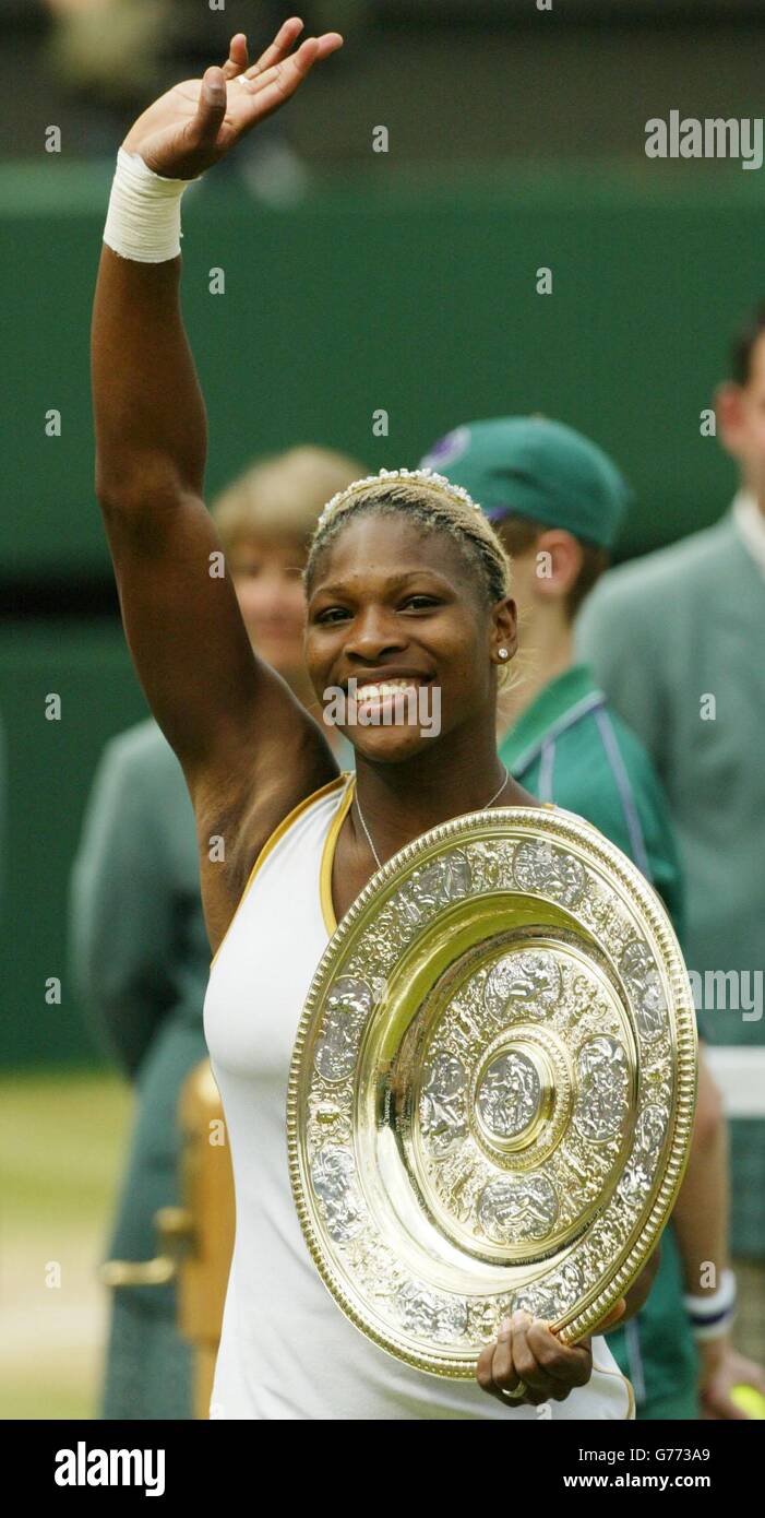 NUR FÜR REDAKTIONELLE ZWECKE, KEINE KOMMERZIELLE VERWENDUNG. Serena Williams aus den USA hält ihre Trophäe, nachdem sie ihre Schwester Venus beim Finale der Damen-Singles in Wimbledon besiegt hat. Es ist das erste Mal seit 118 Jahren, dass sich Schwestern im Finale in Wimbledon getroffen haben. Serena triumphierte in geraden Sätzen 7:6/6:3. Stockfoto