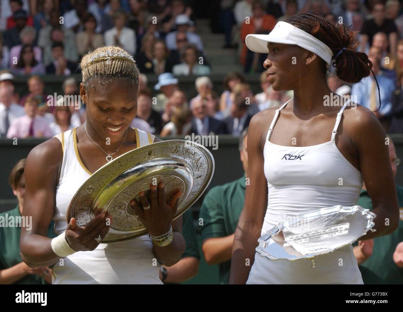 Serena Williams (links) aus den USA hält ihre Trophäe, nachdem sie ihre Schwester Venus (rechts) beim Finale der Damen-Singles in Wimbledon geschlagen hat. * Es ist das erste Mal seit 118 Jahren, dass sich Schwestern im Finale in Wimbledon getroffen haben. Serena triumphierte in geraden Sätzen 7:6/6:3. Stockfoto