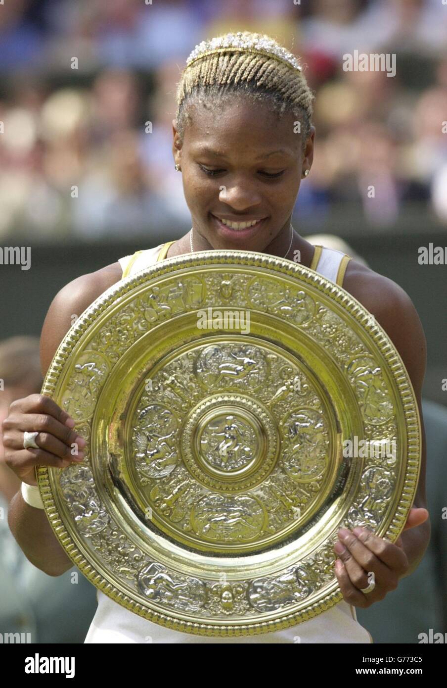 NUR FÜR REDAKTIONELLE ZWECKE, KEINE KOMMERZIELLE VERWENDUNG. Serena Williams aus den USA hält ihre Trophäe, nachdem sie ihre Schwester Venus beim Finale der Damen-Singles in Wimbledon besiegt hat. Es ist das erste Mal seit 118 Jahren, dass sich Schwestern im Finale in Wimbledon getroffen haben. Serena triumphierte in geraden Sätzen 7:6/6:3. Stockfoto NUR FÜR REDAKTIONELLE ZWECKE, KEINE KOMMERZIELLE VERWENDUNG. Serena Williams aus den USA hält ihre Trophäe, nachdem sie ihre Schwester Venus beim Finale der Damen-Singles in Wimbledon besiegt hat. Es ist das erste Mal seit 118 Jahren, dass sich Schwestern im Finale in Wimbledon getroffen haben. Serena triumphierte in geraden Sätzen 7:6/6:3. Stockfoto