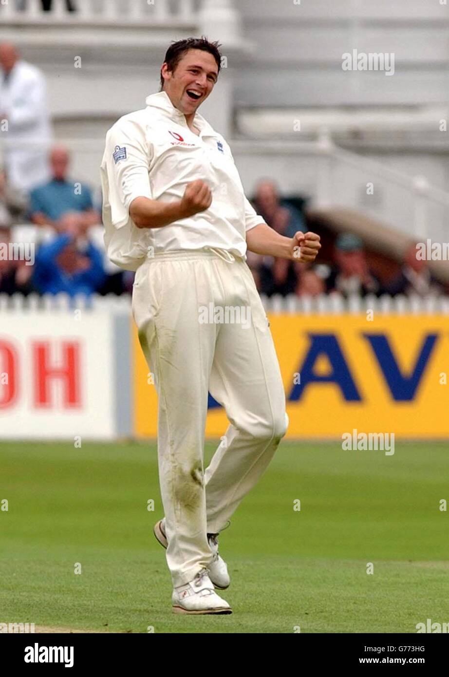 Der englische Steve Harmion feiert Indiens Ajith Agarkar Wicket, nachdem Mark Butcher ihn für 34 gefangen hatte, am zweiten Tag des zweiten npower Test Match zwischen England und Indien in Trent Bridge, Nottingham. Stockfoto