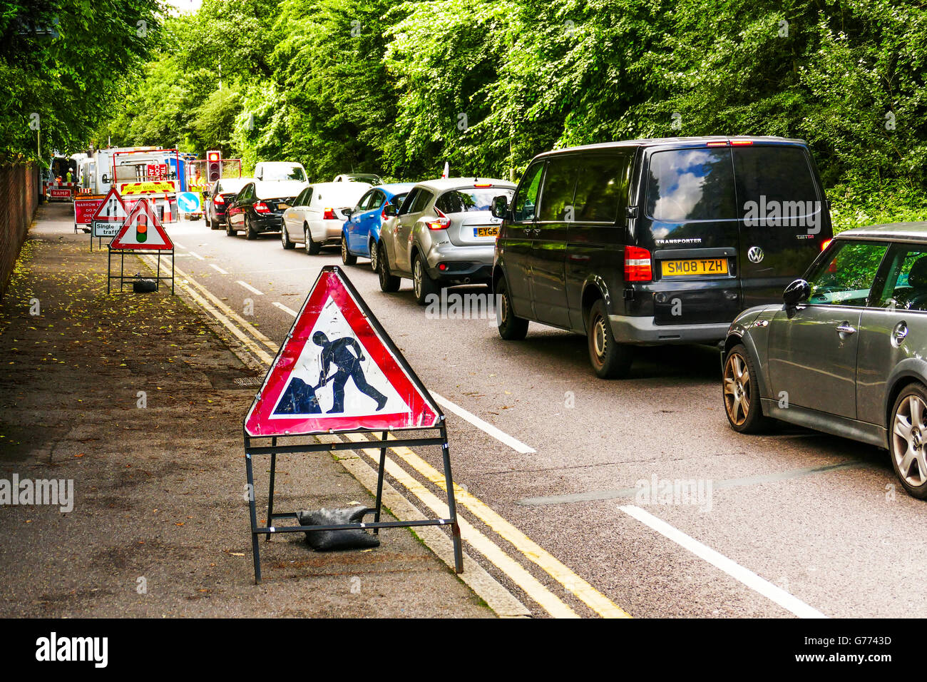 Stau durch temporäre Ampel an Baustellen Blake Hall Road, Wanstead, London E 11. Stockfoto