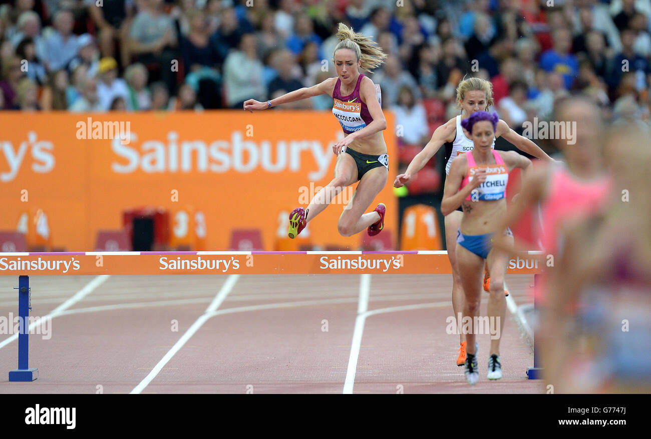 Die schottische Eilish McColgan (links) in Aktion während der 3000-Meter-Steeplechase der Frauen, am zweiten Tag des IAAF Glasgow Diamond League Meetings im Hampden Park, Glasgow. Stockfoto