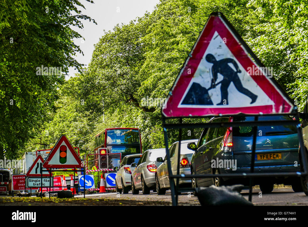 Stau durch temporäre Ampel an Baustellen Blake Hall Road, Wanstead, London E 11. Stockfoto