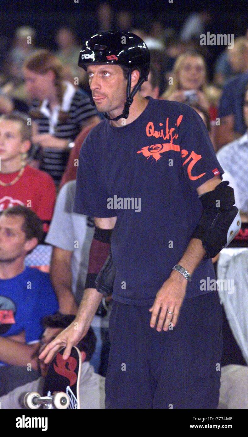 Der legendäre US-Skateboarder Tony Hawk beim World Sk8 Masterz (World Skate Masters) in der London Arena, Docklands, London. Hawk hält den Rekord einer 900-Grad-Wende in der Luft, die er bei den 12. Jährlichen X-Games in San Francisco im Jahr 1999 durchgeführt. Hawk tritt zum ersten Mal seit sieben Jahren in Großbritannien an und wird von 9 der weltweit besten Skateboarder begleitet. Stockfoto