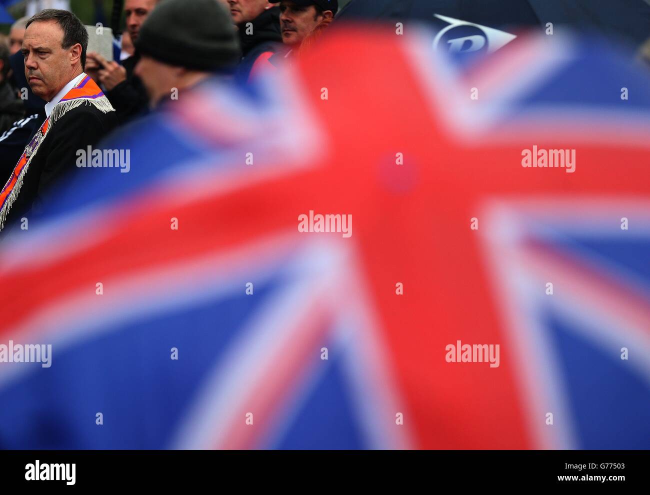 Der stellvertretende Anführer der DUP Nigel Dodds (links) auf der Woodvale Road, nachdem bei der Rückkehr zur Crumlin Road neben dem nationalistischen Ardoyne-Viertel eine Parade der Orange Order blockiert wurde, als Teil der jährlichen Feierlichkeiten zum 12. Juli, Dies markiert den Sieg des Königs Wilhelm III. Über James II. In der Schlacht von Boyne im Jahr 1690. Stockfoto