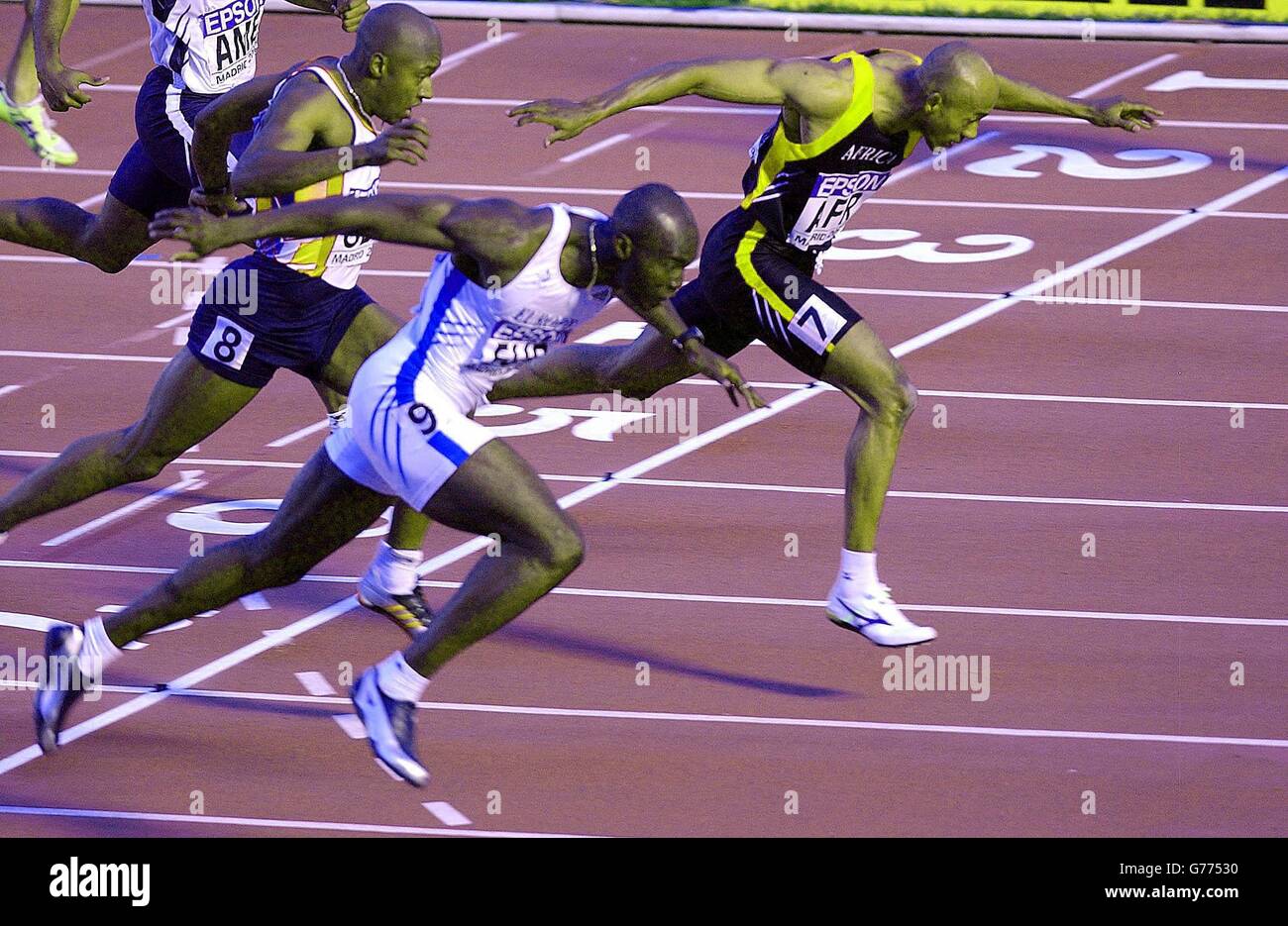 Ein enges Ende zum 200-m-Lauf der Männer bei der Leichtathletik-Weltmeisterschaft mit Francis Obikwelu (links), der nur Frankie Fredericks (R) besiegt hat. Marlon Devonish von Großbritannien (Nummer 8) auf dem dritten Platz. Stockfoto