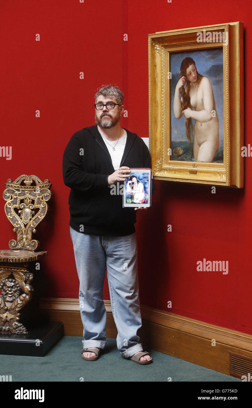 Phil Jubitus demonstriert seine Sketch-Fähigkeiten auf einem ipad in der Scottish National Gallery in Edinburgh, um seine Show Sketch Comic zu promoten. Stockfoto