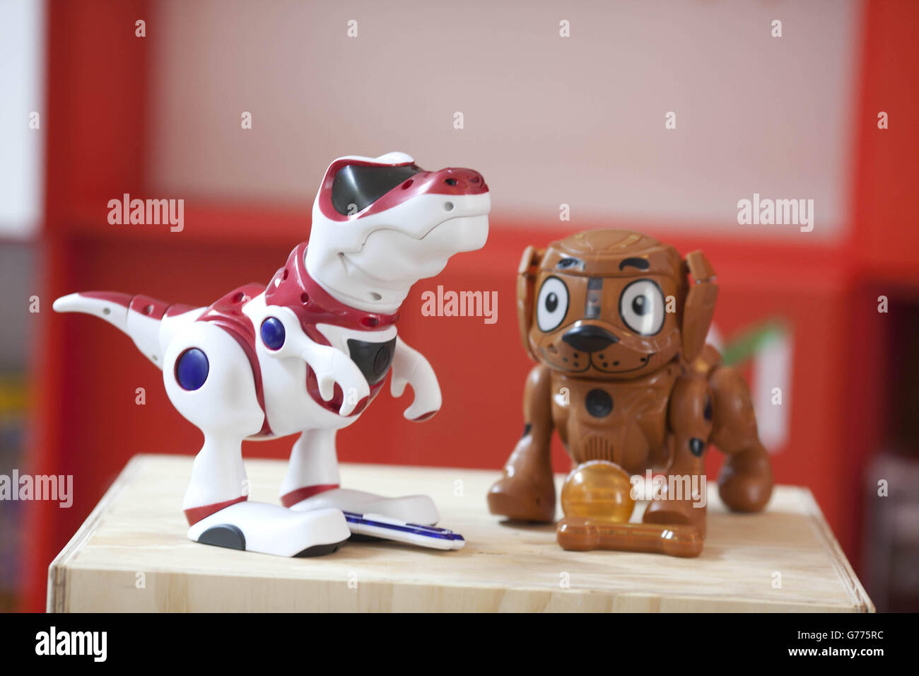 Teksta Dinosaur und Teksta Scooby, eine exklusive Argos, auf dem Display während der Argos Christmas Preview in London. Stockfoto