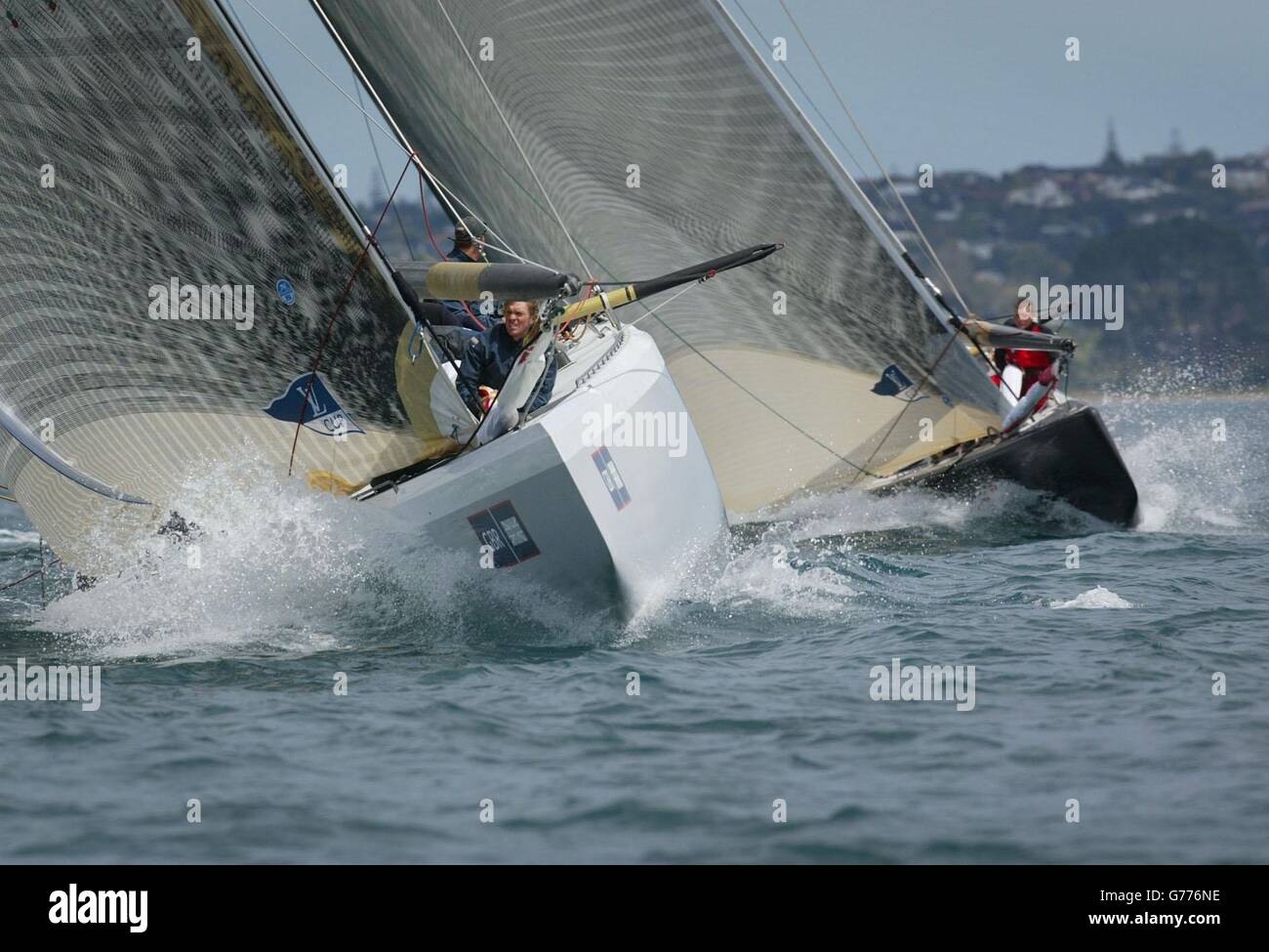 Großbritanniens America's Cup Yacht Wight Lightning (links) bereitet sich auf die erste windwärts-Marke vor Larry Ellisons großem Geldsyndikat Oracle BMW im Hauraki Gulf, Neuseeland, vor. Das GBR Challenge Team gewann mit knappen 36 Sekunden und gab dem Team seinen zweiten Sieg in Folge gegen einen besser bewerteten Wettbewerb. Stockfoto