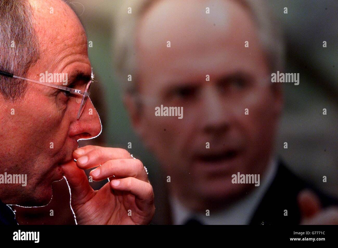 England-Manager Sven Goran Eriksson lauscht vor dem morgigen EM-Qualifikationsspiel gegen Mazedonien auf Southampton's St Mary's Ground beim Presserunde vor dem Vorspiel. Stockfoto England-Manager Sven Goran Eriksson lauscht vor dem morgigen EM-Qualifikationsspiel gegen Mazedonien auf Southampton's St Mary's Ground beim Presserunde vor dem Vorspiel. Stockfoto