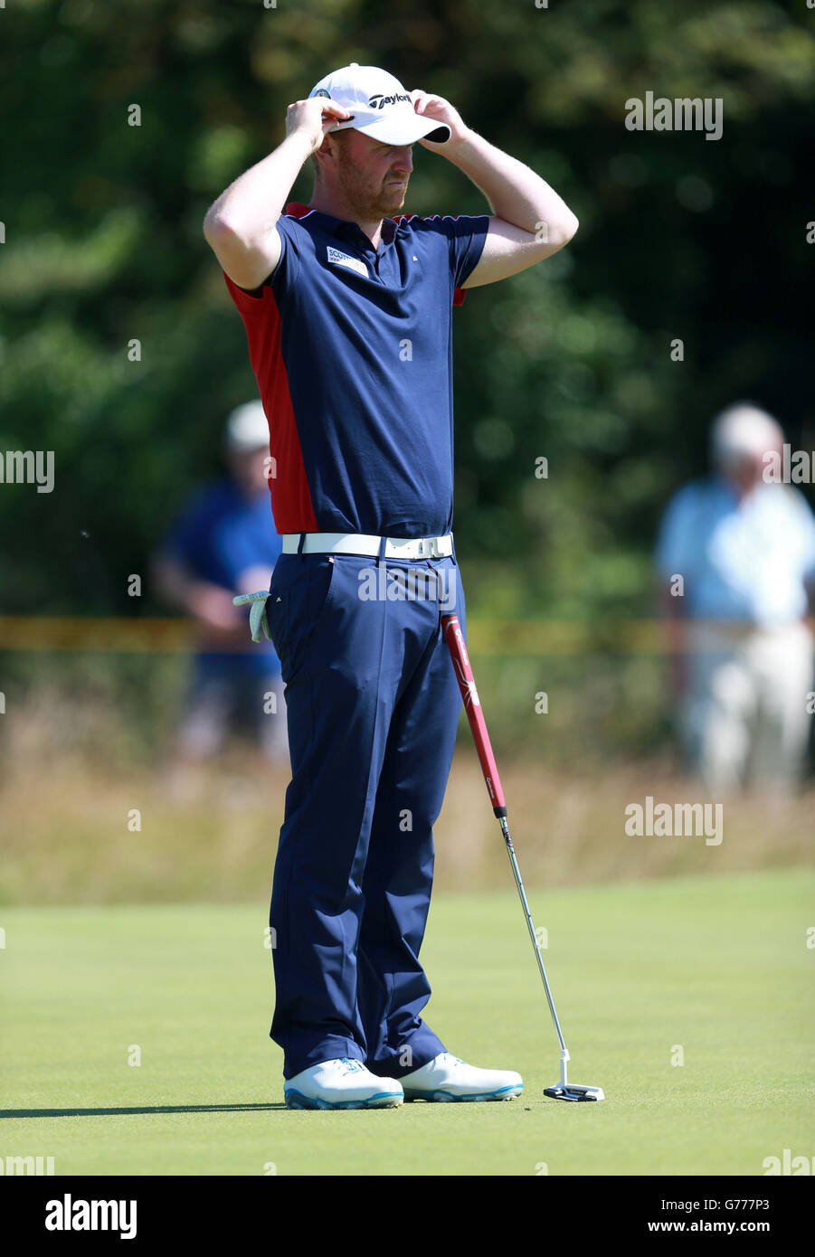 Englands John Singleton auf dem 4. Green am ersten Tag der Open Championship 2014 im Royal Liverpool Golf Club, Hoylake. Stockfoto