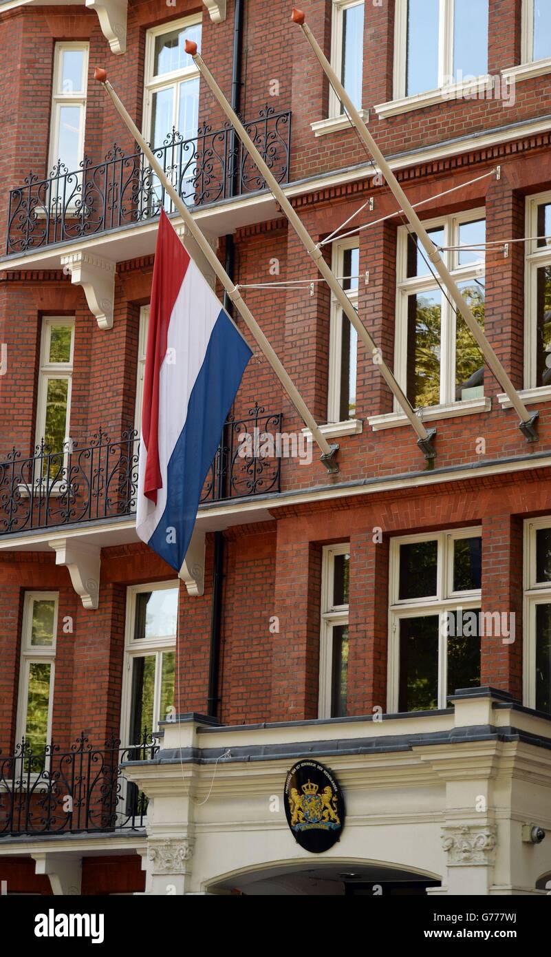 Die Flagge der niederländischen Botschaft in London wird am Halbmast geflogen, um an die Passagiere zu erinnern, die auf dem malaysischen Flug MH17 getötet wurden, der gestern in der Ukraine abgestürzt war, als er von Amsterdam nach Kuala Lumpur reiste. Stockfoto