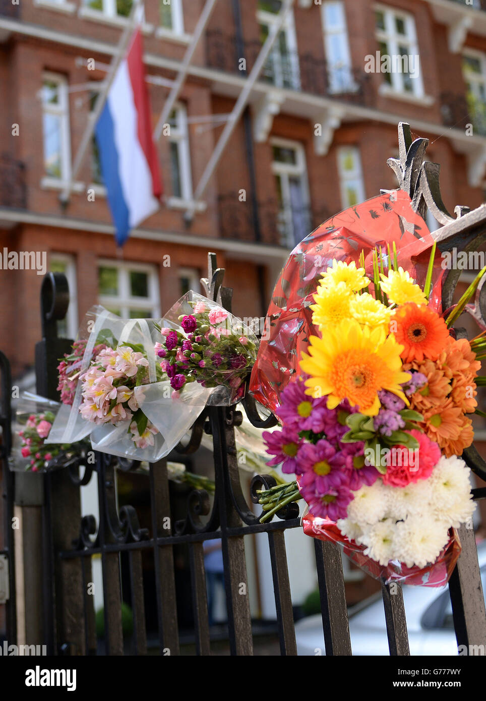 Blumen werden vor der niederländischen Botschaft in London gelegt, um an die Passagiere zu erinnern, die auf dem malaysischen Flug MH17 getötet wurden, der gestern in der Ukraine abgestürzt war, als er von Amsterdam nach Kuala Lumpur reiste. Stockfoto