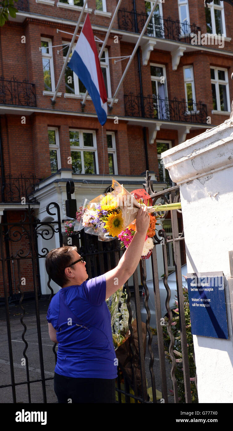 Blumen werden vor der niederländischen Botschaft in London gelegt, um an die Passagiere zu erinnern, die auf dem malaysischen Flug MH17 getötet wurden, der gestern in der Ukraine abgestürzt war, als er von Amsterdam nach Kuala Lumpur reiste. Stockfoto