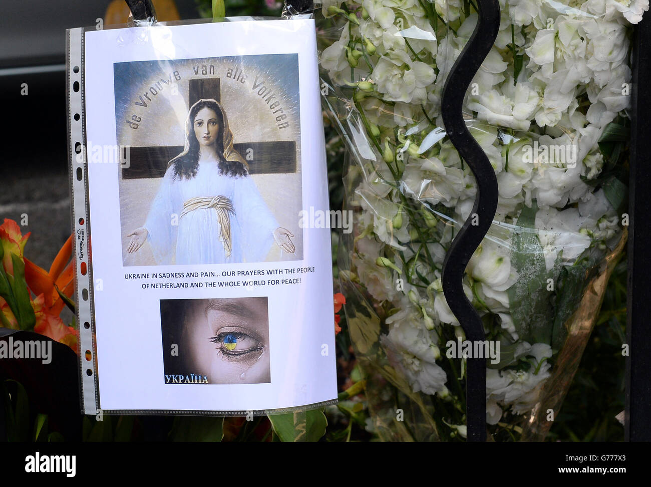 Blumen werden vor der niederländischen Botschaft in London gelegt, um an die Passagiere zu erinnern, die auf dem malaysischen Flug MH17 getötet wurden, der gestern in der Ukraine abgestürzt war, als er von Amsterdam nach Kuala Lumpur reiste. Stockfoto