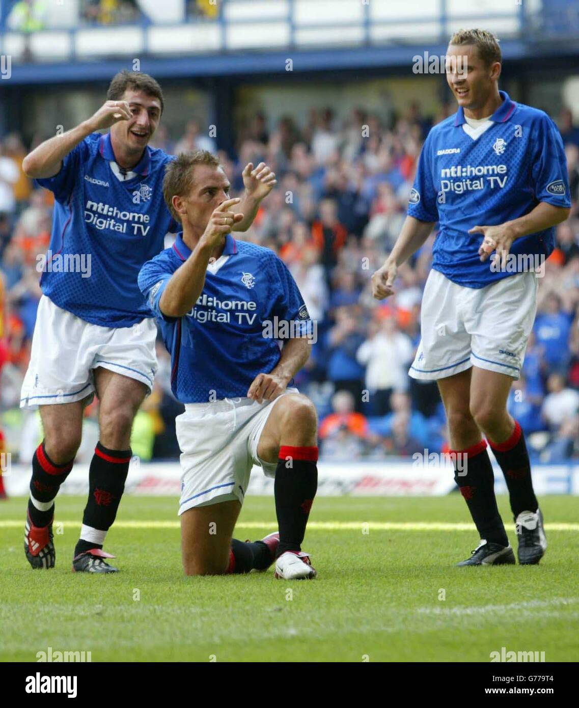 Ronald de Boer (Mitte) der Rangers feiert sein Tor gegen Partick Thistle bei ihrem Spiel der Bank of Scotland Scottish Premier League im Ibrox-Stadion der Rangers in Glasgow. Stockfoto