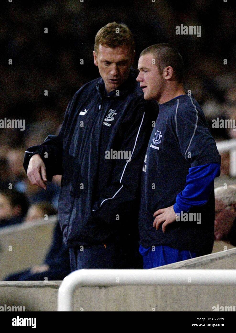 Everton Manager David Moyes spricht mit Wayne Rooney, bevor er von der Bank kommt, um seinem Team beim Sieg gegen West Ham United während ihres Barclaycard Premiership Spiels im Upton Park, London, zu helfen. Endstand West Ham United 0 Everton 1. Stockfoto