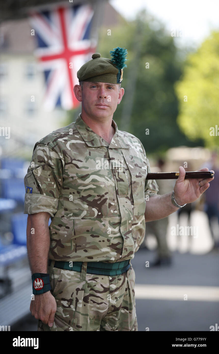 Command Sergeant Major Rab Loudon während der Vorbereitungen für eine Parade in Hammersmith Barracks, Herford, Deutschland. Stockfoto