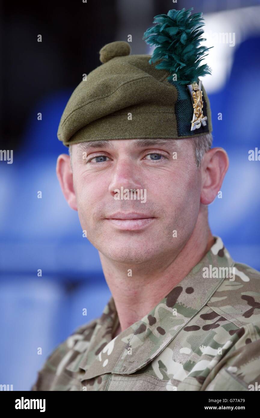 Command Sergeant Major Rab Loudon während der Vorbereitungen für eine Parade in Hammersmith Barracks, Herford, Deutschland. Stockfoto