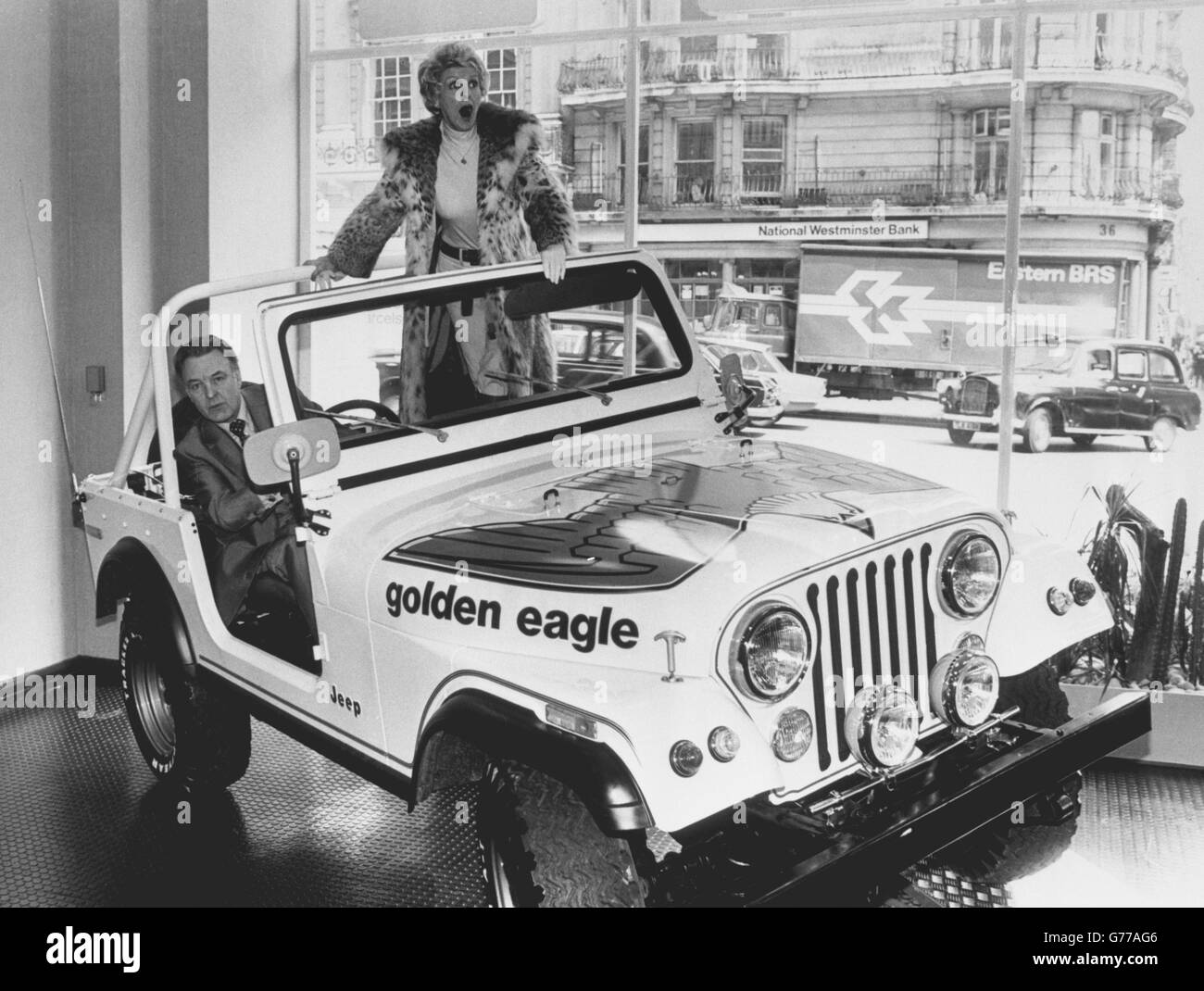 Unterhaltung - Jeep Showroom Eröffnung - Elaine Stritch und Donald Sinden - London Stockfoto