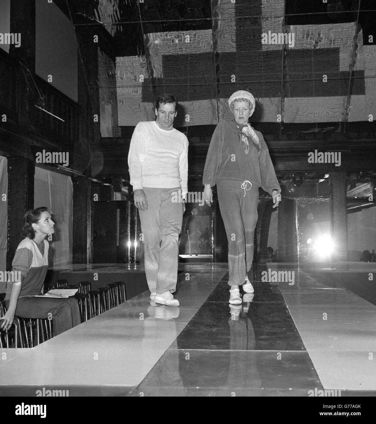 Die amerikanische Comedy-Schauspielerin Elaine Stritch und der Choreograf Larry Fuller, der die Liberty Silk Cut Collection - eine Feier der Seidenmode - im Londoner West End leitet. Stritch - der Star der Fernsehserie "Two's Company" - probte im Liberty's im Londoner West End für die Seidenmodenschau, die sie morgen Abend veranstaltet. Heute Abend wird Stritch auch vor der Queen im Theatre Royal Drury Lane in London in der Royal Variety Performance auftreten. Stockfoto