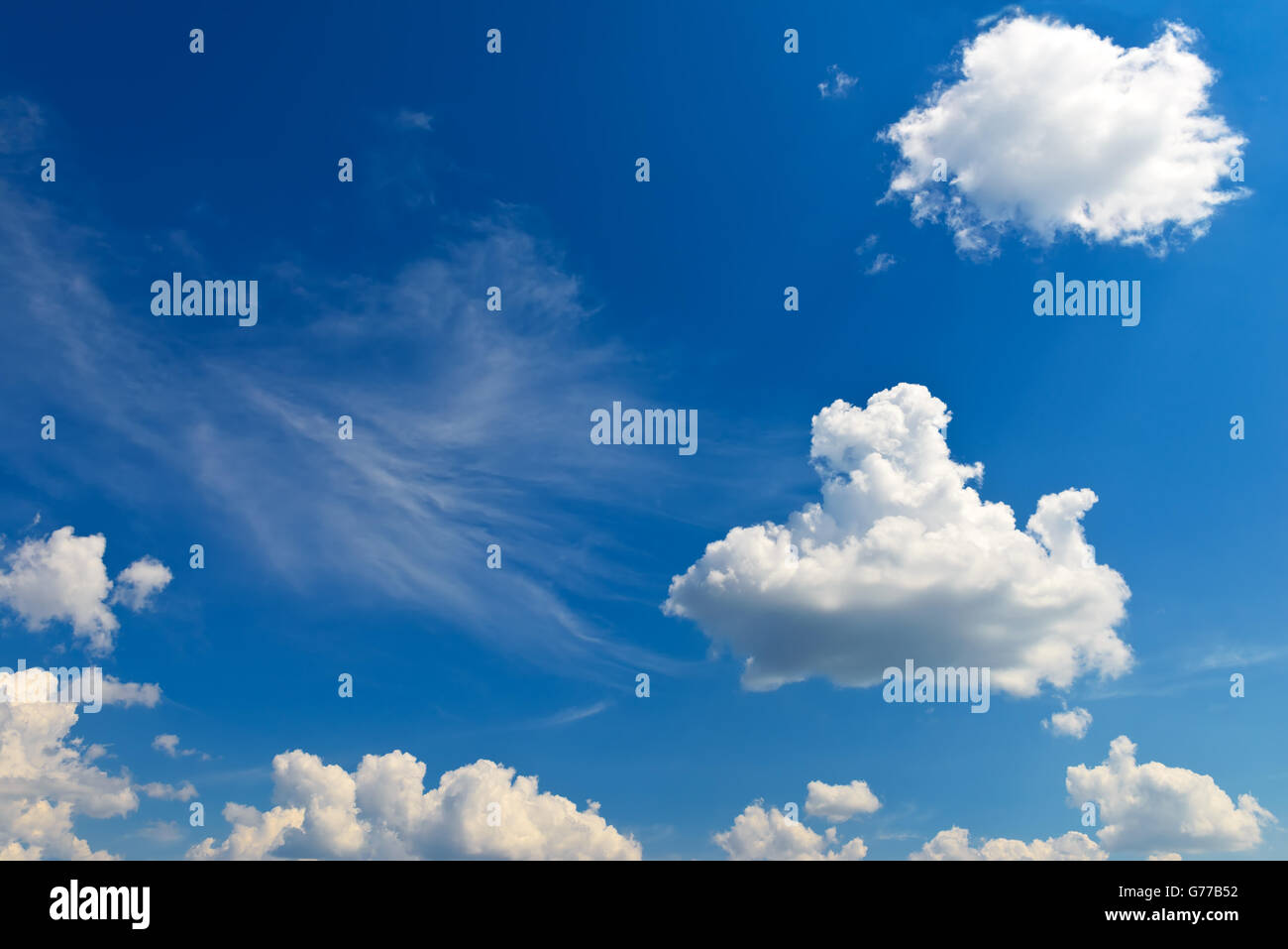 blauer Himmel mit schönen weißen Wolken Stockfoto