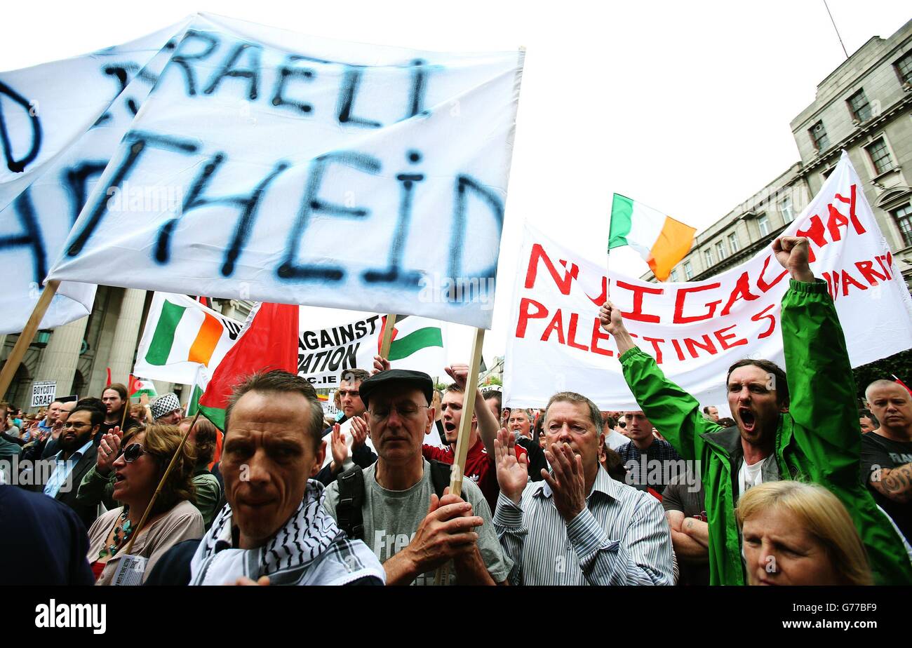 Menschen nehmen an einem protestmarsch durch das Stadtzentrum von Dublin Teil, um ein Ende der israelischen Militäraktion in Gaza und "Gerechtigkeit und Freiheit" für Palästina zu fordern. Stockfoto